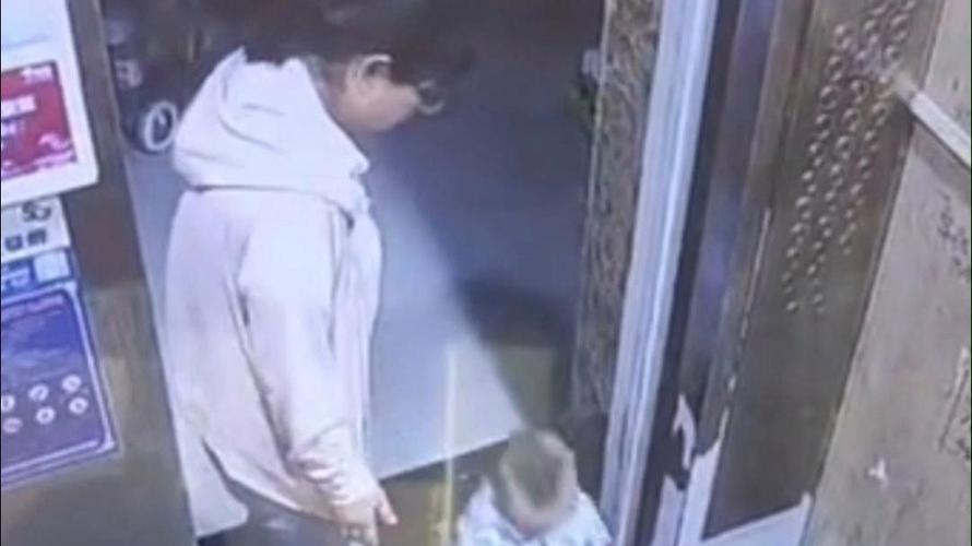 新澳2025天天正版资料和挡电梯门致幼童被困与挡电梯门这事到底有多危险?