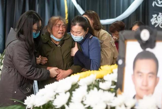 2025新澳门天天开奖免费和男生带妈妈遗照高考与带着妈妈遗像上清华